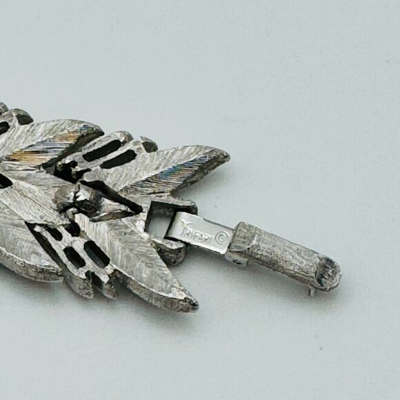 Vintage Crowned Trifari Silver Plated Brushed and Shiny Leaves Link Bracelet - Picture 4 of 4